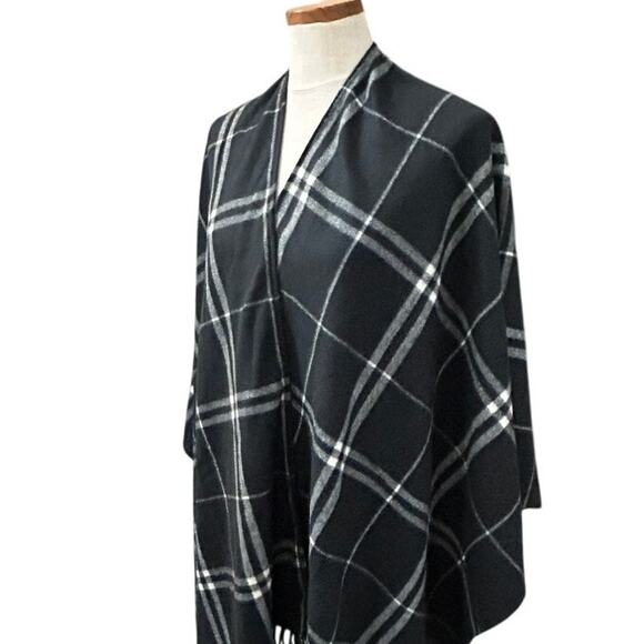 Quacker Factory Plaid Shawl Wrap One Size Black White Fringe Cozy Cottage Lounge - Picture 5 of 8
